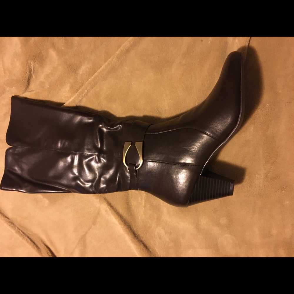 Knee boots